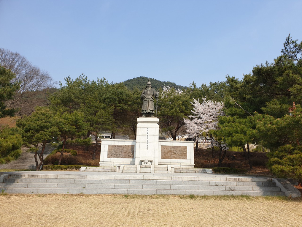 신숭겸 동상 이미지